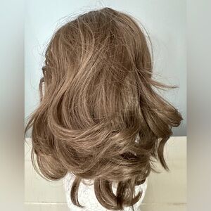 Ladies Women’s Shoulder Length Wavy Light Brown Brunette Wig